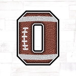 Puede incluir: Una letra "O" con textura de bal&oacute;n de f&uacute;tbol marr&oacute;n, con costuras y rayas blancas, contorneada en negro. La letra "O" tiene un interior blanco y un borde negro. El dise&ntilde;o est&aacute; sobre un fondo blanco con vetas de madera.
