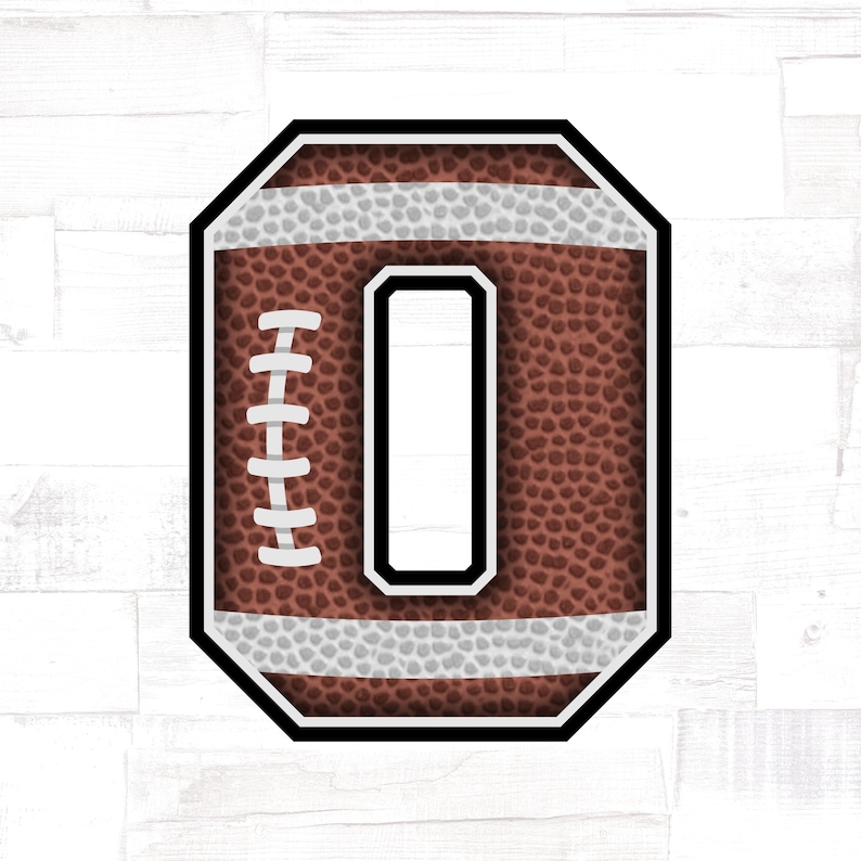 Puede incluir: Una letra "O" con textura de bal&oacute;n de f&uacute;tbol marr&oacute;n, con costuras y rayas blancas, contorneada en negro. La letra "O" tiene un interior blanco y un borde negro. El dise&ntilde;o est&aacute; sobre un fondo blanco con vetas de madera.