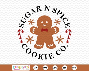 Op de afbeelding: Een rond, zwart-wit logo met de tekst "Sugar N Spice Cookie Co.". In het midden van het logo staat een peperkoekman met een rode strik. Aan weerszijden van de peperkoekman staan twee rood-witte snoepstokken.