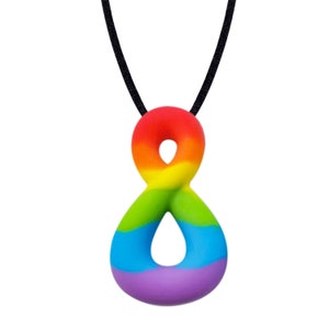 Peut inclure: Un collier avec un pendentif en forme de symbole de l'infini arc-en-ciel sur un cordon noir. Le pendentif est en silicone et a une forme lisse et arrondie.