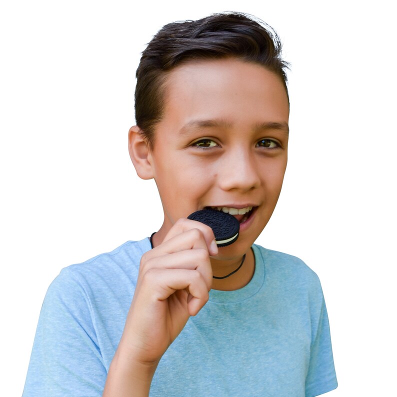 Munchables Cookie Sensory Chew Necklace \u2013 A Chewable Necklace Oral Motor Aid Ideal for Children and Adults