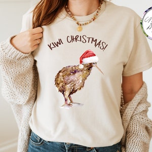 Kiwi bird Christmas T-shirt for Kiwi&#39;s Shirt for New Zealanders celebrating Christmas Kiwi with Santa&#39;s hat funny Merry Christmas shirt USA