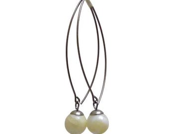 Pendientes minimalistas con grandes ganchos de nácar y acero quirúrgico (BO29)
