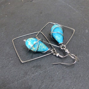 Boucles d'oreilles carrées bleu résine et acier inoxydable martelé BO3 image 1