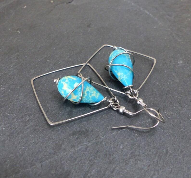 Boucles d'oreilles carrées bleu résine et acier inoxydable martelé BO3 image 1