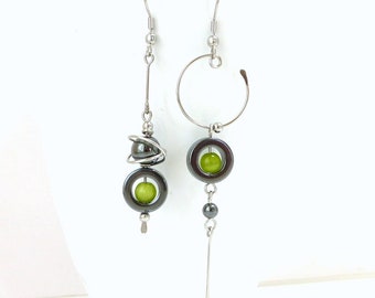 Boucles d'oreilles originales modernes dépareillées, hématite œil de chat vert et acier inoxydable (BO20)