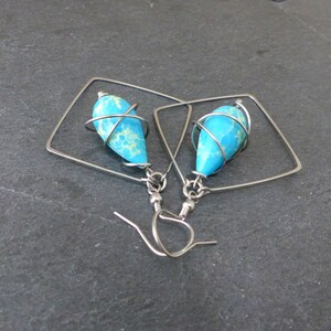 Boucles d'oreilles carrées bleu résine et acier inoxydable martelé BO3 image 3
