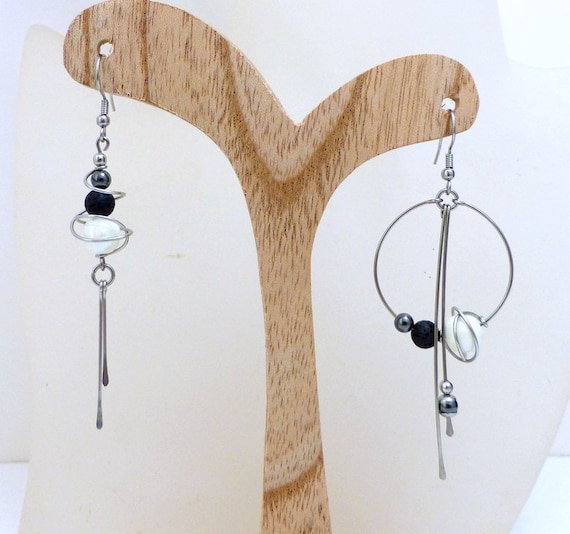 Boucles d'oreilles dépareillées asymétriques blanc noir, céramique, hématite, lave et acier inoxydable (BO27)