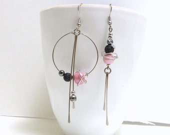 Boucles d'oreilles dépareillées asymétriques rose noir, céramique, hématite, lave et acier inoxydable (BO27)