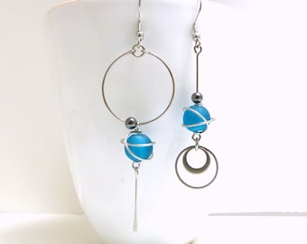 Boucles d'oreilles bleues dépareillées asymétriques verre dépoli et acier inoxydable (GC8)