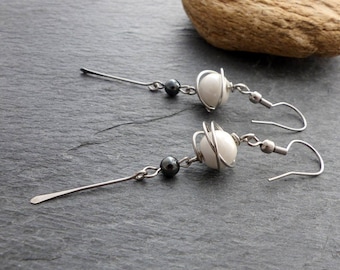 White earrings, hematite ceramic and stainless steel (BO22)