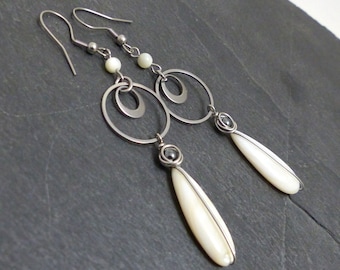 Boucles d'oreilles longues, nacre, hématite et acier inoxydable (BO34)