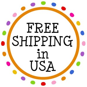 Op de afbeelding: Een witte cirkel met de woorden "FREE SHIPPING in USA" in het zwart, omgeven door een oranje ring. De rand is versierd met kleurrijke stippen in verschillende kleuren, waaronder rood, roze, paars en groen.