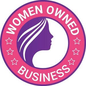 Op de afbeelding: Een cirkelvormig logo met de woorden "WOMEN OWNED BUSINESS" in witte tekst. Het logo toont een paars silhouet van een vrouwenprofiel in een roze cirkel, omringd door witte sterren.