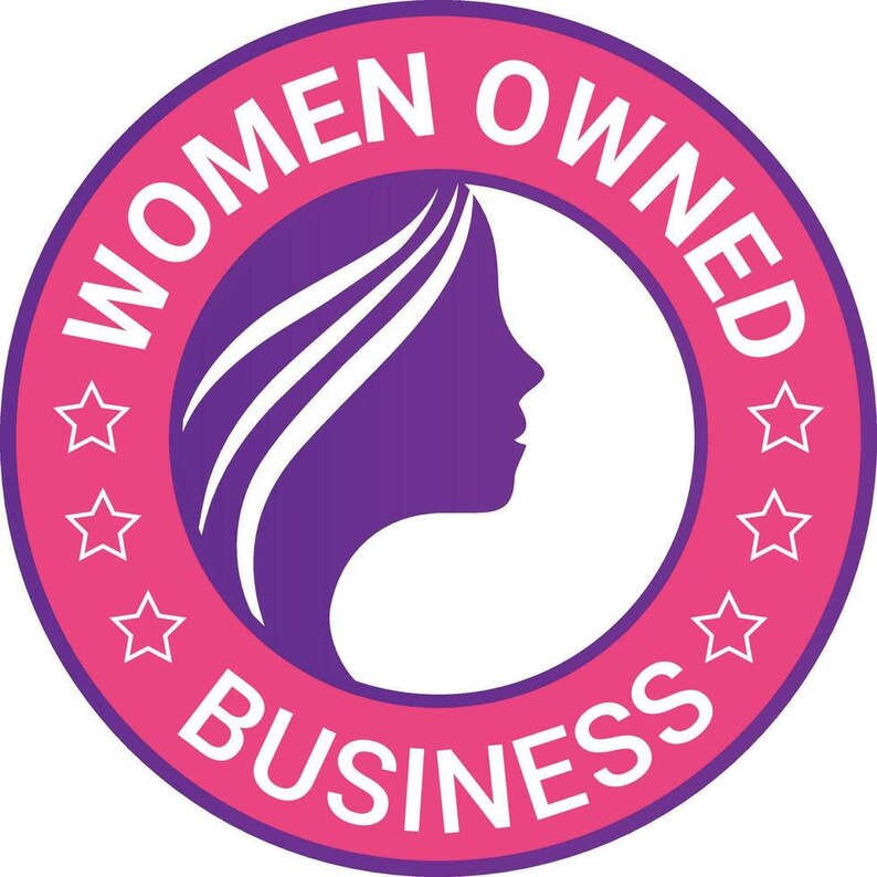 Op de afbeelding: Een cirkelvormig logo met de woorden "WOMEN OWNED BUSINESS" in witte tekst. Het logo toont een paars silhouet van een vrouwenprofiel in een roze cirkel, omringd door witte sterren.