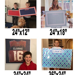 Op de afbeelding: Afbeelding met voorbeelden van gepersonaliseerde wandkunst in verschillende formaten. Bevat voorbeelden van afmetingen van 61cm x 30cm, 61cm x 46cm, 61cm x 61cm en 91cm x 61cm. De kunstwerken tonen namen en patronen, met de tekst "Our Standard Sizes" en "Custom Sizes Available".