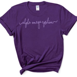 Alpha Omega Epsilon Handschrift Script Rundhals Kurzarm-T-Shirt - offiziell lizenziertes griechisches Kleid