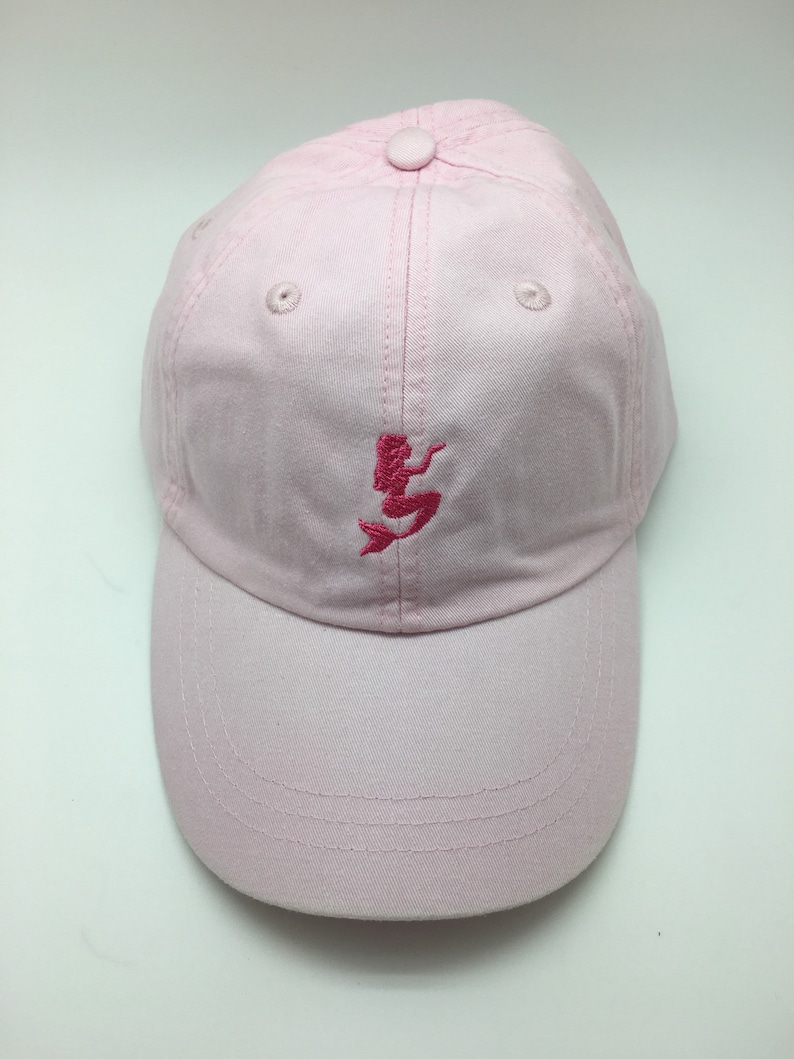 Puede incluir: Una gorra de b&eacute;isbol rosa con un dise&ntilde;o de sirena bordado en rosa.
