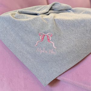 Manta de hermandad bordada personalizada con lazo coqueto - Regalos modernos y bonitos para ella - Artículos personalizados de hermandad - Regalos escolares