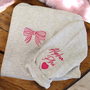 Benutzerdefinierte mehrfarbige Schleife Personalisierte gestickte Sweatshirt mit Rundhalsausschnitt - Geschenke für sie - griechische Sorority Geschenkkorb Spieltag Samstag Pullover
