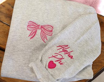 Felpa girocollo personalizzata con fiocco multicolore ricamato - Regali per lei - Maglione per il sabato del giorno della partita con cesto regalo della confraternita greca