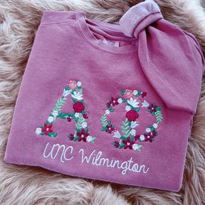 Moletom bordado com letras gregas florais multicoloridas e gola redonda - Presentes para ela - Cesta de presentes para irmandade grega Suéter grande e pequeno