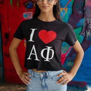 Personalisiertes Crop-Top für Studentinnenverbindungen – Süßes griechisches „Ich liebe meine Studentinnenverbindung“-Festival-Shirt – Vintage-Retro-Geschenkidee für große und kleine Mitglieder – Geschenkkorb-Shirt für Studentinnenverbindungen