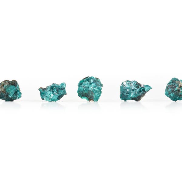 Goujons de dioptase bruts, boucles d’oreilles en dioptase brute, clous de dioptase bruts, boucles d’oreilles en dioptase brutes, clous en cristal brut, clous en pierres précieuses brutes, IslandAshes