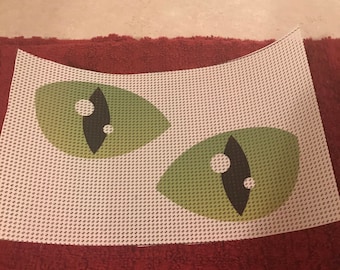 Máscara de dinosaurio con ojos y pupilas de malla estampada, estilo clásico.
