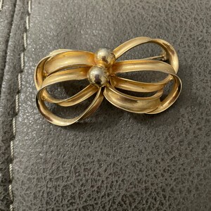 Gold tone and faux pearl bow brooch/pin