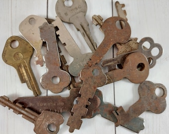 Lot of 16 Vintage Keys - Choice Set of Old Keys for Assemblage, jewelry making, crafts