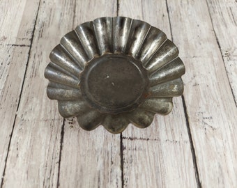 Vintage Tin for Crafts - Fluted Farmhouse Tin - Round - Candle Holder