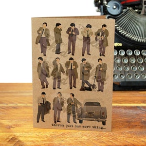 Könnte beinhalten: Eine braune Karte mit einer Cartoon-Illustration von 12 Männern in verschiedenen Posen. Die Männer tragen Anzüge und Mäntel. Die Karte trägt den Text "there's just one more thing..." am unteren Rand.