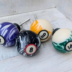 May include: A rectangular wooden sign, distressed for a rustic look, bearing the handwritten text "Welcome to our home". Ideal for a front door or hallway, it offers a warm welcome. The sign is suitable for indoor or outdoor use.