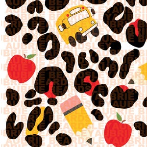 Peut inclure: Un motif répétitif avec des éléments scolaires. Le design comprend des bus scolaires jaunes, des pommes rouges et des crayons jaunes avec des gommes roses, sur un fond de taches léopard marron et noir. Le mot "BRIE BEARDSLEY" est visible en filigrane.