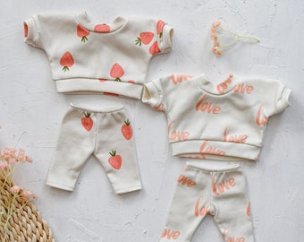 Poupée de 32-34 cm avec sweat-shirt et pantalon côtelés Strawberries Love | Vêtements pour poupée Minikane, Vêtement poupée paola reina, Puppenkleidung