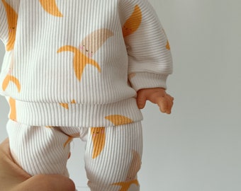 32-38 cm große Puppe | Geripptes Sweatshirt und Hose „Bananen“ | Minikane-Kleidung, Vêtement poupée paola reina, Puppenkleidung, geschlechtsneutrales Spielzeug