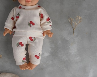 Kirschen Rippen-Sweatshirt und Hosen | Minikane Puppenkleidung, Vêtement poupée paola reina, Puppenkleidung, geschlechtsneutrales Spielzeug