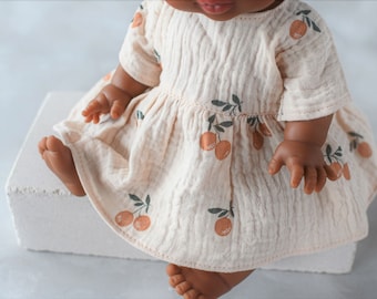 Robe en mousseline beige pêche avec petites pêches | Vêtements pour poupée Minikane, Vêtements pour poupée Miniland, Vêtement poupée paola reina Minikane