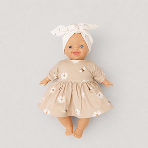 Minikane Soft Body Puppenkleid (28 cm), Gänseblümchen und Bienen im Cottagecore Stil