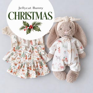 Op de afbeelding: Een beige pluche konijn met een crèmekleurige hoofdband en een witte romper met lange mouwen met een feestelijke dieren- en cadeauprint. Daarnaast twee witte jurkjes met een patroon van bosdieren en kerstbomen. Tekst Jellycat Bunny CHRISTMAS.