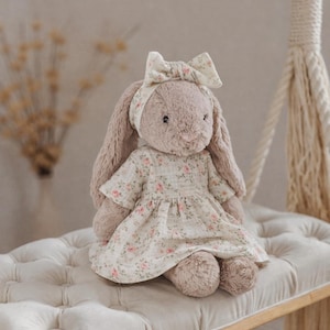 Das Kleid passt einem 31 cm großen Jellycat-Hasen – Baumwollkleid mit Cottagecore-Print