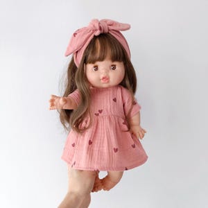 Sukienka dla lalki Minikane 34 cm z muślinu w kolorze marsala pink | Ręcznie robione bawełniane ubranka dla lalek | Pomysł na prezent | Zabawkowy strój dla malucha w stylu boho