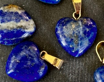 Colgante de lapislázuli de 15 mm, colgante de corazón de piedra natural de 15 x 7 mm (1 colgante) Colgante pequeño de corazón de lapislázuli Piedra azul profundo (oro)