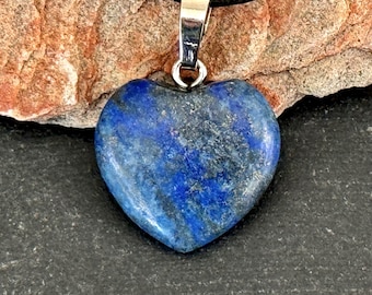 Colgante de Lapislázuli de 20 mm, Colgante de Corazón de Piedra 20 x 7 mm Piedra Natural (1 colgante) Colgante de Corazón de Lapislázuli Pequeño Piedra Azul Denim (más claro)