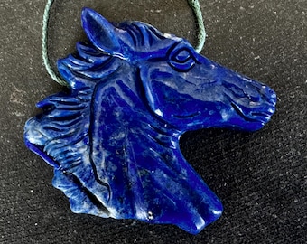 新着！彫刻されたラピスラズリ馬頭宝石ペンダント、49x45x12mm、38g