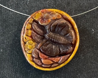Colgante de ágata de los Estados Combatientes tallado a mano de 35 mm con forma de flor de mariposa, piedra preciosa natural amarilla, naranja y roja, 35 x 34 x 9 mm, OOAK (683)