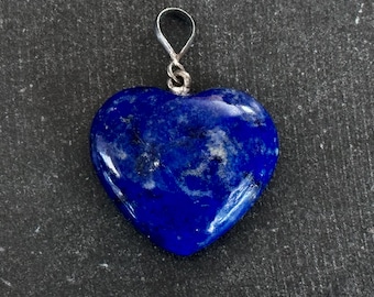 Colgante de corazón hinchado de lapislázuli natural de lujo de 26 mm (26 x 24 x 11 mm), diseño de corazón de lapislázuli, piedra azul profundo (n.° 6)