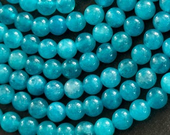 Peut inclure: Un brin de perles rondes bleu turquoise. Les perles sont lisses et ont un léger éclat.