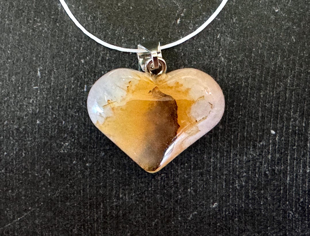 Un cuore perfetto di roccia a 2380 metri⛰️• Incastonato tra le
